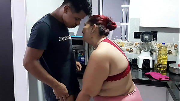 Play MP4 - La cachonda de mi madrastra me pide que la convenza de dejarme salir&period; Parte 1&period; Ella quiere chupar mi polla