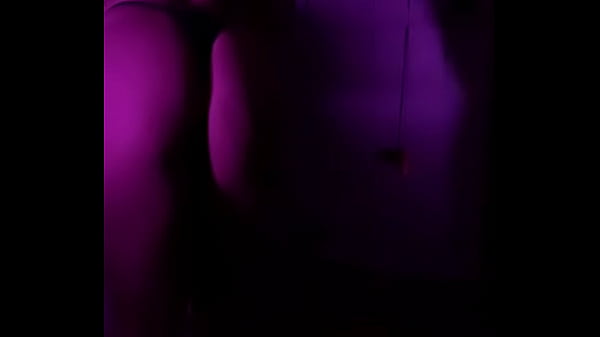 Gostosa de biquini a noite 