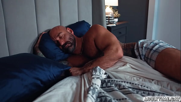 Play MP4 - Carter Del Rey accidentally walks into Drew's bedroom and sees him resting shirtless and hard on&period; Carter starts to get attracted and horny so he blow it