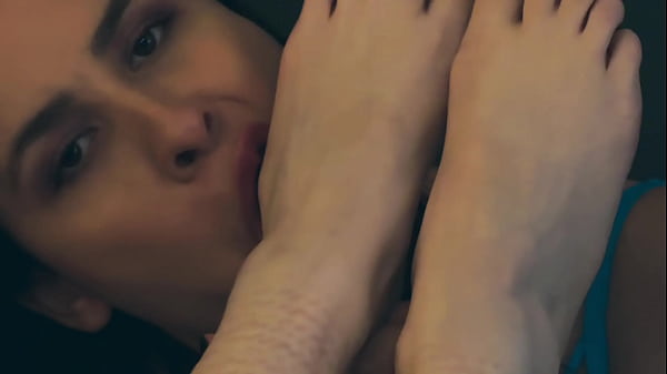 Come see me cumming with my pretty feet 