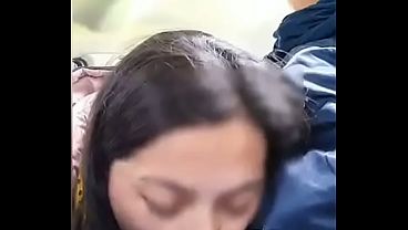 Está_bamos muy calientes y no pudimos esperar a llegar a casa. Le encanta chupá_rmela así_. ¿_Te gustarí_a que te lo hiciera en el coche? Comenta qué_ te gustó_ má_s