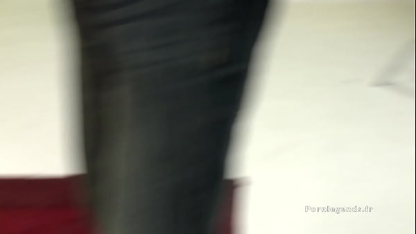 Gilly Sampson se jette dans la bite du photographequi bandedur pendant le tournage