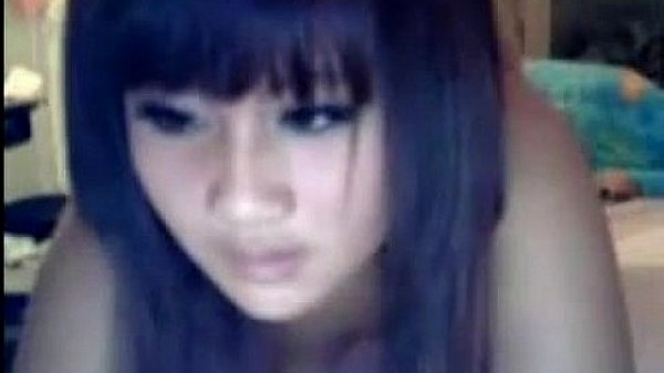 Sweet cam girl plays with her pussy 