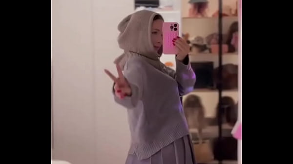 Nonton What Outfit Is Better To Wear To The Store For Bread? thumbnail