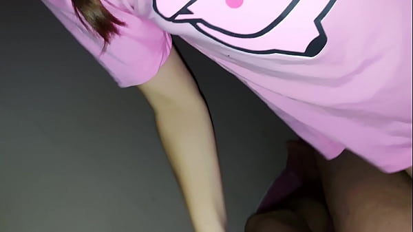 Duele ya por favor teen queda a cargo con el pervertido de su padrastro y el cabr&oacute;n se mete a su rec&aacute;mara por la noche casero real