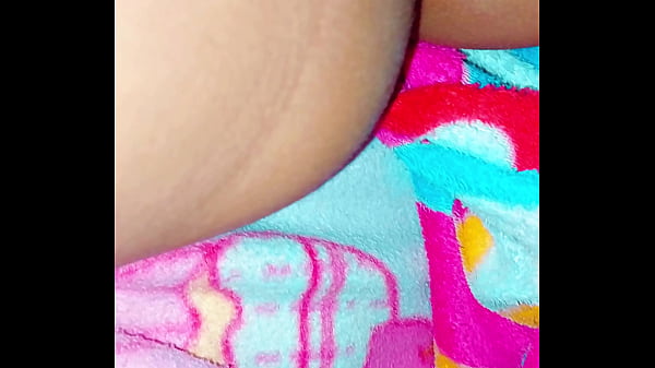 Play MP4 - Toc&aacute;ndome en silencio para que mis pap&aacute;s no escuchen pero quer&iacute;a gemir delicioso