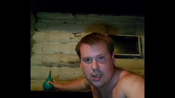 Чокнутый  русский парень промывает свою большую белую задницу после жесткого анального испытания. 