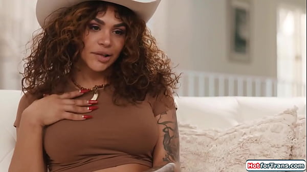 Big tit latin shemale Eva Maxim cant keep her eyes off of her gfs busty stepdaughter Queenie Sateens ass.The brunette kisses the tgirl and gets fucked 