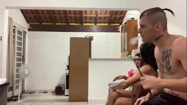 Play MP4 - a amiga trans da minha namorada foi em casa&comma; enquanto minha namorada foi tomar banho comi o cu da amiga dela