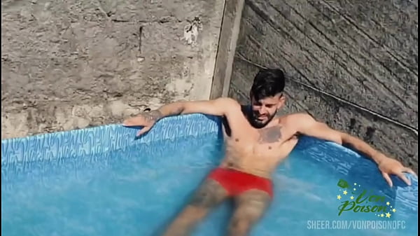 Nonton Estava Tomando Sol Na Piscina Meu Amigo E Ele Me Comeu thumbnail