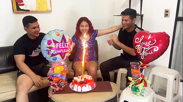 Play MP4 - Madrastra Hermosa es Follada por sus 2 Hijastro en su Cumplea&ntilde;os cuando su marido esta Trabajando