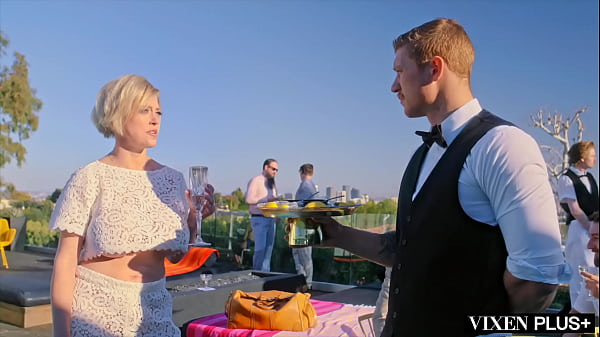 Play MP4 - VIXENPLUS Cock hungry socialite Dee fucks server at house party