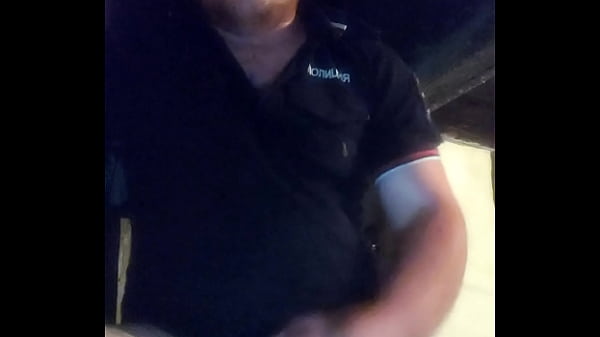 Видео с продажным полицейским попало в сеть: он дрочит свой член и пьет свежую сперму! Тайная жизнь русского полицейского гея!!! 