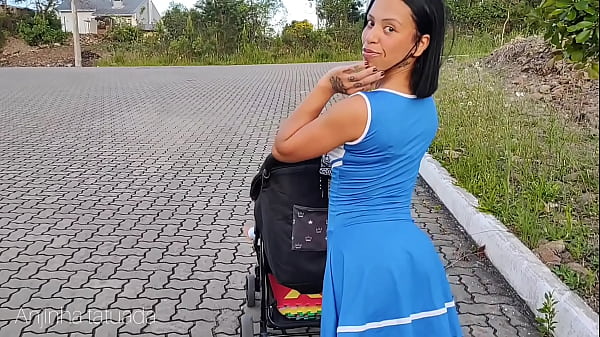 Mamãe deliciosa devestidoazul sem calsinha durante passeio na rua