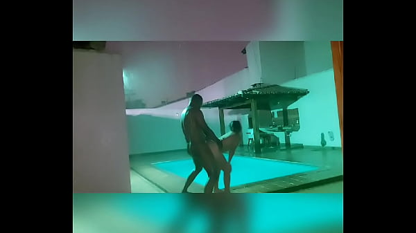 Comendo a gostosa da bruna santiny em frente a piscina na chuva 