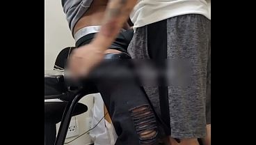 Cliente negro alto deixou eu sentir o pau grosso e acabamos nos tocando