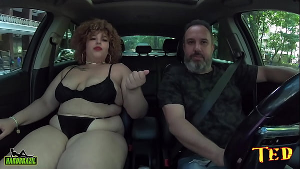 Play MP4 - A ruiva BBW entra na carona e causa na cidade nua no carro - Rubi Antonelli