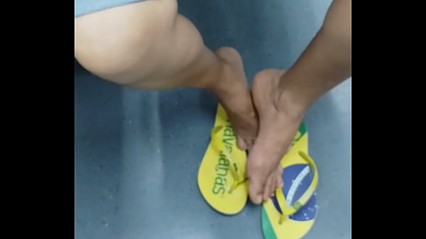 Mature latina girl in hawaianas shoeplay 