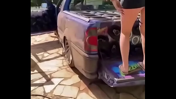 Dan&ccedil;ando mostrando a calcinha