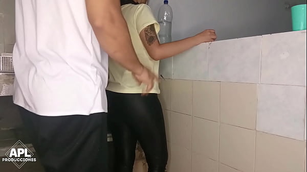 Nonton Mientras Hablo Con La Amiga De Mi Madrastra En La Cocina Le Termino Tocando Su Jugoso Co&ntilde;o Hasta Follarla, Ella No Sabia Que La Esba Granbando thumbnail
