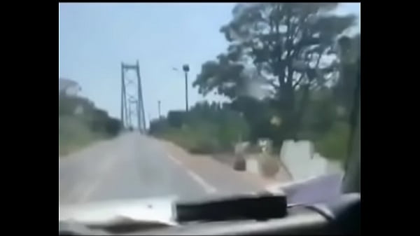 homem angolano gritando macaco