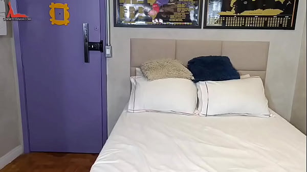 Nonton Foi Entregar Toalhas E Recebeu Um Convite Para Passar &oacute;leo Na Raba Da H&oacute;spede Gostosa thumbnail