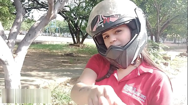 Ayudo a una desconocida a componer su motocicleta y me recompensa con su co&ntilde_o PARTE 1