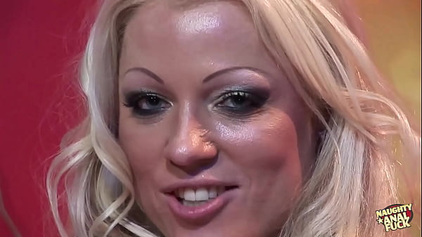 Nonton Hot Blonde Takes Part In A Rough Gang Bang Party thumbnail