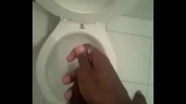 Novinho punhetando gostoso