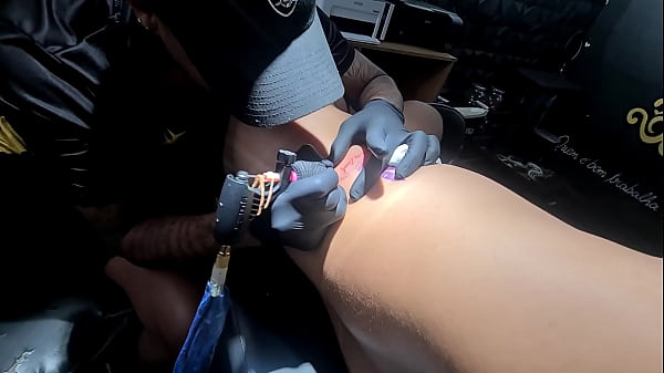 Play MP4 - Aventuras do Casal Mattos - Fomos ao tatuador fazer tatuagem com nossos nomes mas a Nicoly Mattos pediu pra tatuar a bucetinha dela Me CHUPA