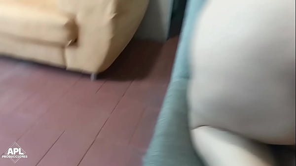 Esta puta de culona grande sabe que hacer para que mi polla se ponga dura y la llene de leche - Parte 1 