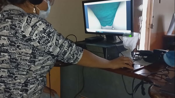 SUPREMA_ESTUDIANTE INMORAL DEL PORNO CASERO MANEJA LA OFICINA DEL DIRECTOR PARA_SUBIR VIDEOS EN_XVIDEOS_COM