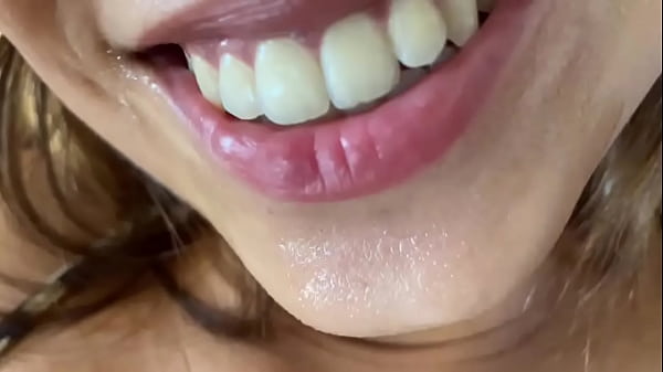 Play MP4 - N&atilde;o aguentei ver ela de biqu&iacute;ni e comi ela na sala com a bucetinha toda gozada