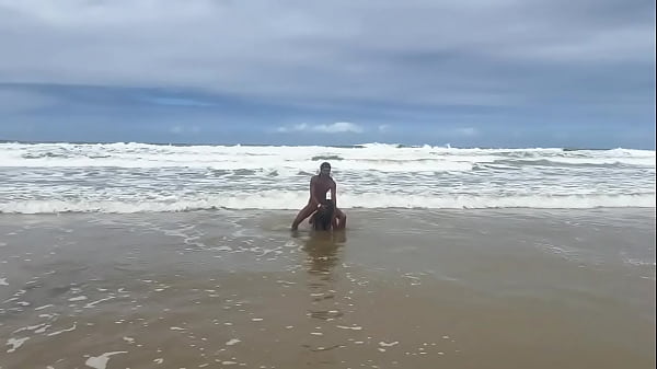 Play MP4 - Casal faz putaria na praia na frente dos amigos&period;