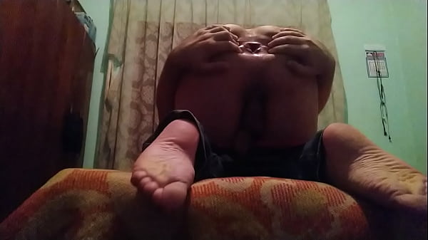 Play MP4 - Plug e Dildo no cuzinho de quatro