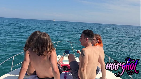 Nonton Apr&egrave;s Midi Libertine 2 Couples Baisent Sur Un Bateau Et Se Font Surprendre... thumbnail