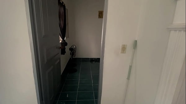 Nonton Hijastra Golosa Queda Sola En Casa Con El Pervertido De Su Padrastro Y Recibe Un Ba&ntilde;o De Semen thumbnail