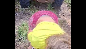 Culona Pasea Por El Bosque Y Es Sorprendida Y Follada Por Una Enorme Polla thumbnail