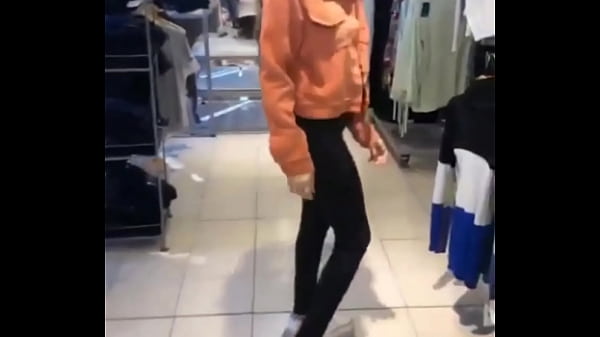 Martina usando por primera vez su juguete favorito