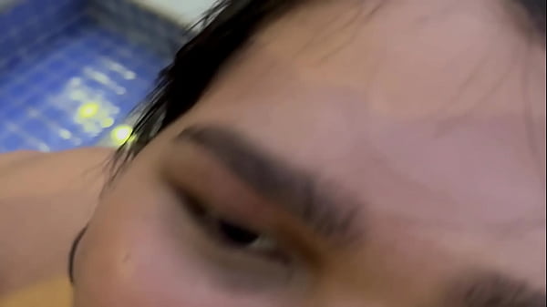 Play MP4 - A primeira vez da novinha Maria BBw de 20 anos no canal chupando meu pau escondido na piscina &excl; Ela mostrou que sabe chupar bem uma pica