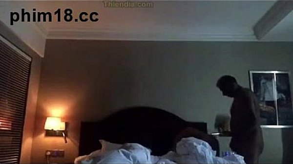 Co em hang ngon ben ban trai tay den