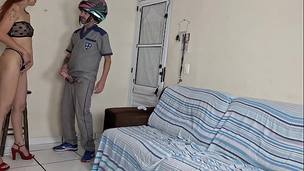 Play MP4 - Marido manda esposa receber entrega do motoboy s&oacute; de calcinha