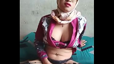 Big Tits Hijab Shemale Masturbates To Cum 