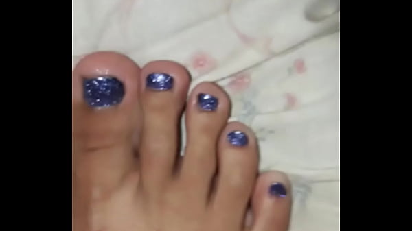 Los pies de mi novia pintados de azul