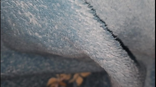 Grande Homem Debaixo Dos Edredons Dois Machos Put&otilde;es. thumbnail