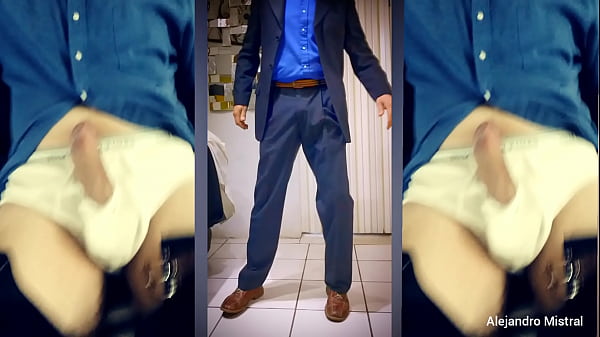 Play MP4 - Hombre maduro trajeado baila y al final se saca la verga