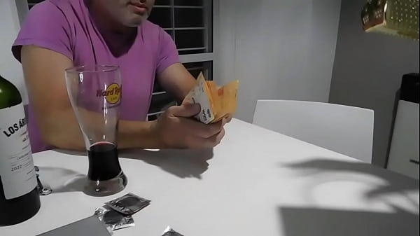 VOLVIENDO DEVACACIONES UN AMIGO NOSINVITA_A VER COMO COJE_LA PUTA_QUE TIENE EN LA_ESQUINA_DE LA CASA TRABAJANDO