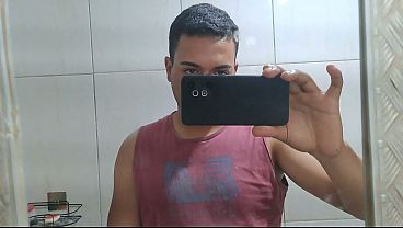 Batendo punheta no banheiro at&eacute_ gozar