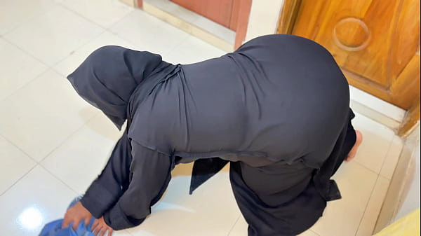 Big Ass Curvy Muslim Hot Stepmom Stuck Under Chair Then She Want Anal Fuck From Me - Eid Morning thumbnail