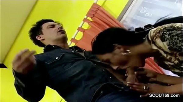 Play MP4 - Chef fickt junge Bewerberin in ihren kleinen Arsch